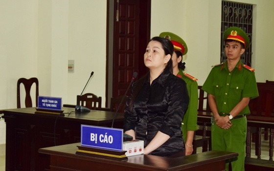 被告人阮姮尼（黑衣）站立著聽審判員宣讀判決。（圖源：芳心）