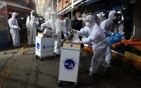 韓首爾工作人員對一個傳統市場進行消毒。（圖源：互聯網）