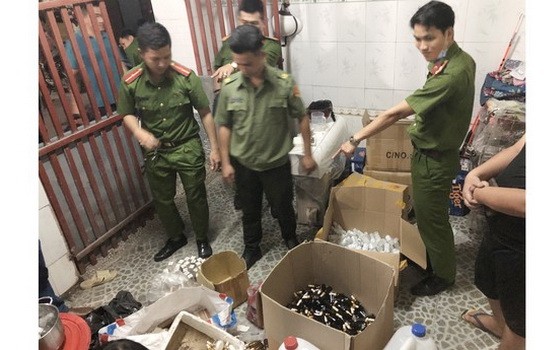 職能力量現場查獲大量假冒美容品和抗菌洗手液贗品。（圖源：春中）