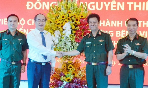 市委書記阮善仁（左二）探望並祝賀從事醫療工作幹部。（圖源：市黨部新聞網）