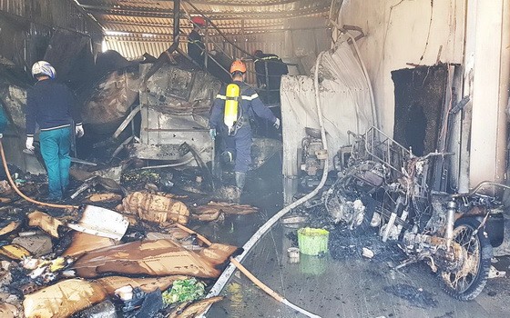 火勢熄滅後的現場一片狼藉。