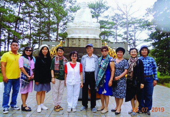 芹苴華文夜校旅行團在天王古剎廟前留影。