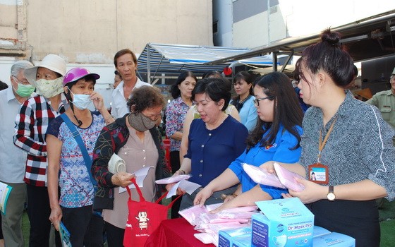 當地居民排隊領取免費口罩。