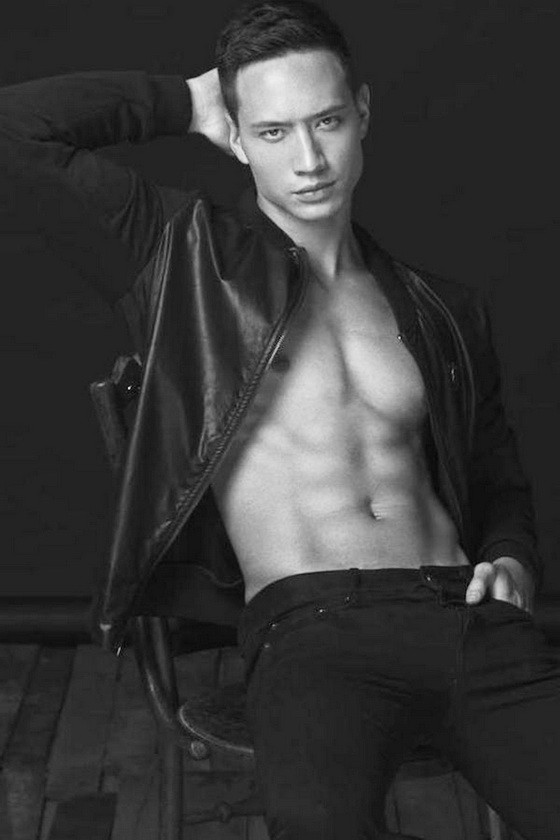 由於勤練運動，金理擁有一副標準的身材。（圖源：互聯網）