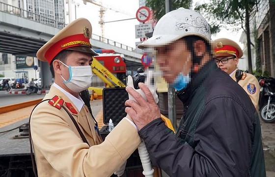 交警給一名司機進行呼氣式酒精測試。（圖源：阮環）