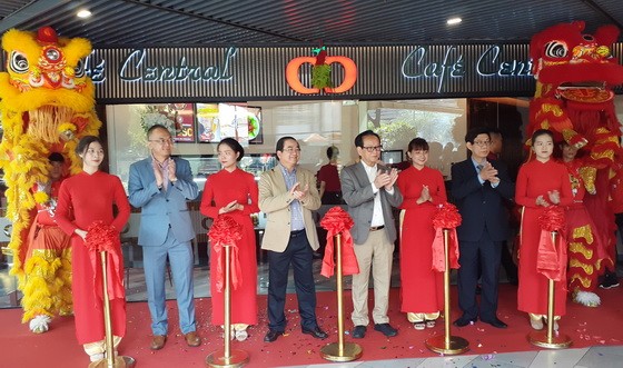 溫莎集團代表張豐裕（右四）出席剪綵儀式。