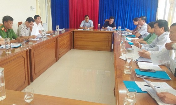 金甌省人委會領導就陳文時縣豐樂鄉新冠肺炎疫情防控執委會的兩名領導失責事宜召開會議。（圖源：楊草）