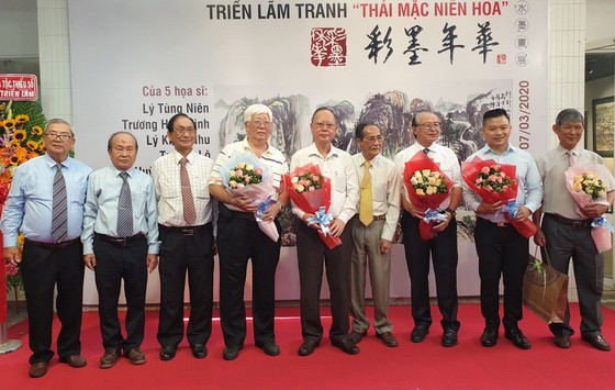 義安會館理事長陳裕當場認購張漢明畫家的個人作品。