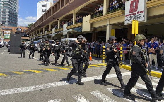 一隊特警抵達購物中心。（圖源：AP）