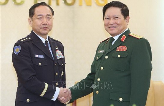 國防部長吳春歷大將（右）接見日本統合幕僚長崎幸二大將。（圖源：越通社）