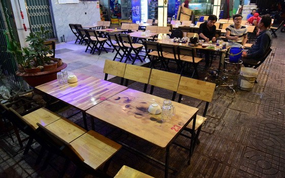 范文同街上某間酒肆顧客稀疏。