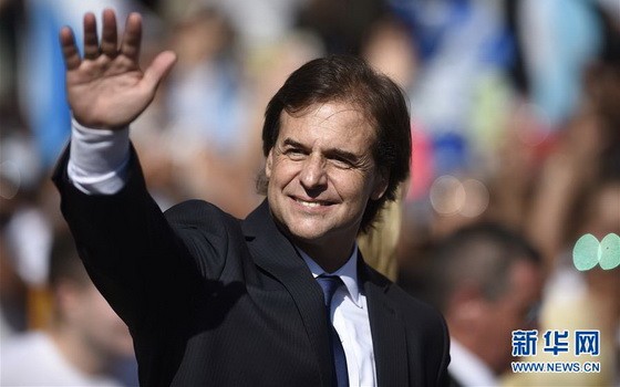 3月1日，在烏拉圭首都蒙得維的亞，拉卡列·波烏前往獨立廣場參加總統權力交接儀式。（圖源：新華社）