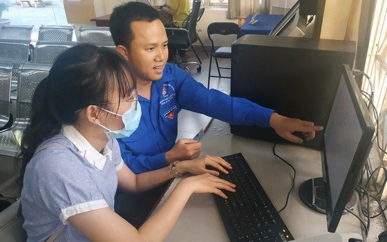 吳國英指引民眾上網提交卷宗。