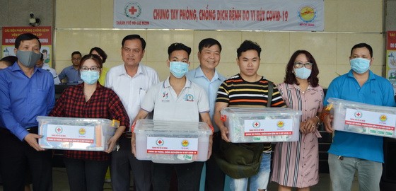 向各代理送口罩轉給街頭賣彩票者。