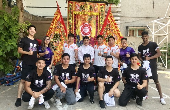 徐梓衡師傅(後排左四)和各教練與 澳洲學員在結業禮上留影。