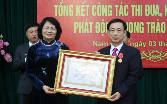 國家副主席鄧氏玉盛（前左）向南定省人委會主席范廷毅頒授二等勞動勳章。（圖源：越通社）