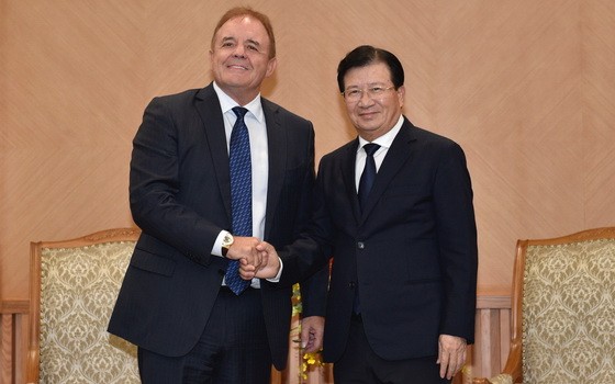 政府副總理鄭廷勇（右）接見玉石能源集團董事長兼首席執行官保羅‧布萊克利。（圖源：日北）