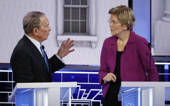 前紐約市長彭博（左）與候選人沃倫在辯論。（圖源：AP）
