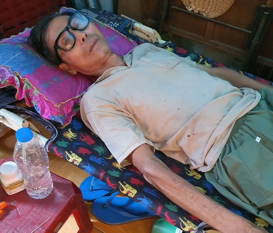 賴蘇蝦只能躺在床上，由70歲的姐姐照顧。