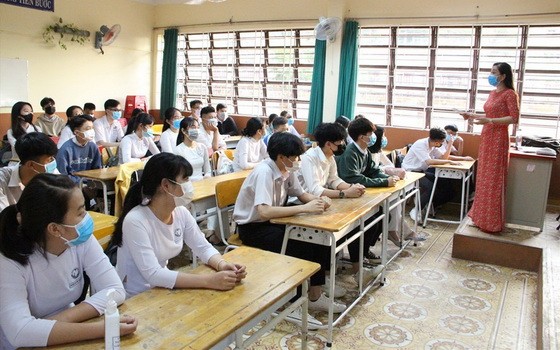 其他省市的多所學校師生們上課時都戴著口罩。（圖源：廷仲）