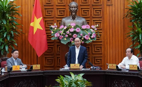 政府總理阮春福（中）主持會議。（圖源：光孝）