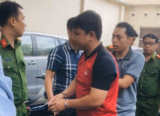 警方押送涉案嫌犯莊志靈至公安派出所。（圖源：HNMO）