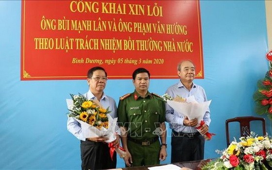 公安部代表人（中）向兩位企業家裴孟麟（左）和范文向公開道歉。（圖源：越通社）