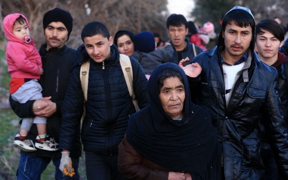 幾名經土耳其由海路進入希臘境內的難民和非法移民。（圖源：新華社）