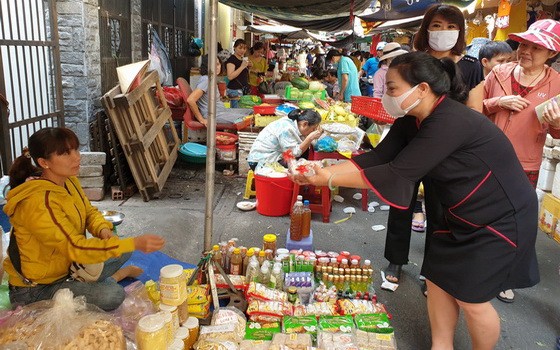 該婦女會向當地商販派發抗菌洗手液。