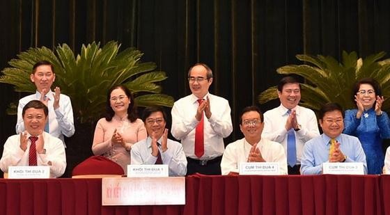 黨中央政治局委員、市委書記阮善仁（中）出席會議。（圖源：越勇）