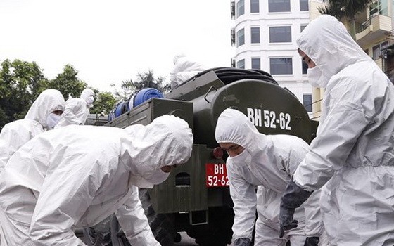 醫療部門在隔離區進行消毒。（圖源：楊江）