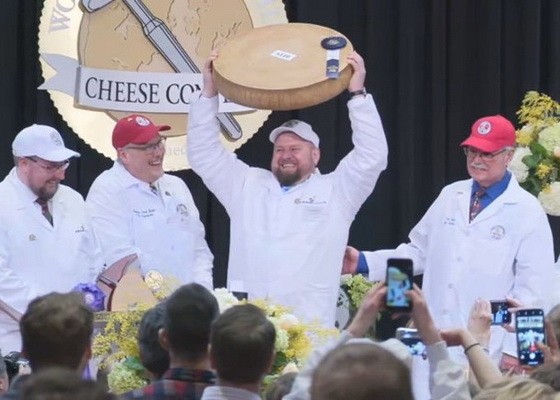 瑞士芝士師斯派徹炮製的格魯耶爾芝士，以總分98.81分稱冠。（圖源：互聯網）