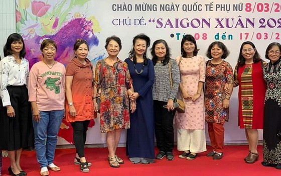 華人女畫家何麗華(左三)、陳芳美(左四)、李曉雲(右四)。