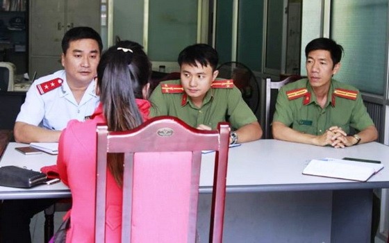 N.T.H.被傳召到派出所向調查員陳詞。（圖源：胤功）