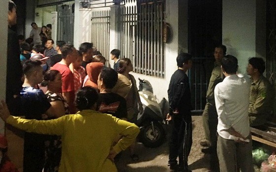 好奇民眾在案發現場附近圍觀。（圖源：玉威）