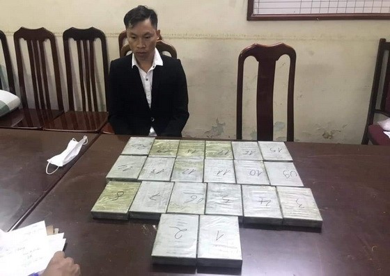 被抓獲的運毒犯罪嫌疑人黃亞包及海洛因毒品物證。（圖源：警方提供）