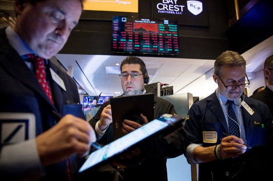 交易員在美國紐約證券交易所工作。（圖源：新華社）