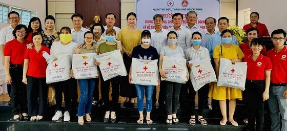 守德紅十字會向教職員及會員贈送禮物。