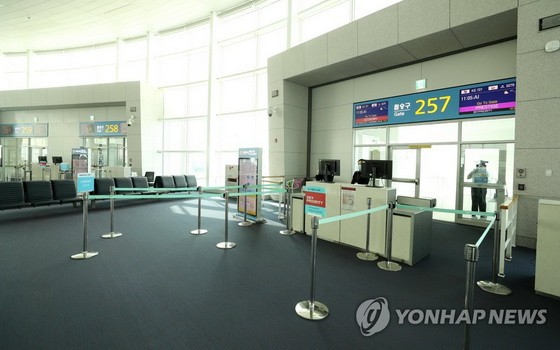 3月9日，在仁川機場第二航站樓，飛往大阪的KE727航班登機口空空蕩盪。 （圖源：韓聯社）