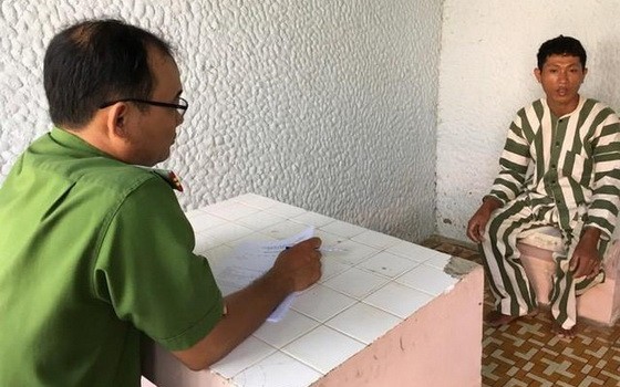 調查員向嫌犯石玉創錄取口供。（圖源：警方提供）