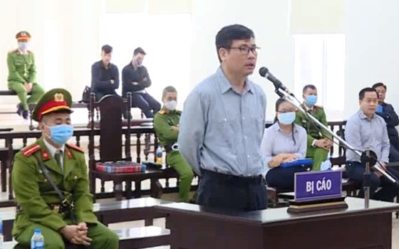 被告人張唯一在法庭上答審判員問案。（圖源：VNews 視頻截圖）