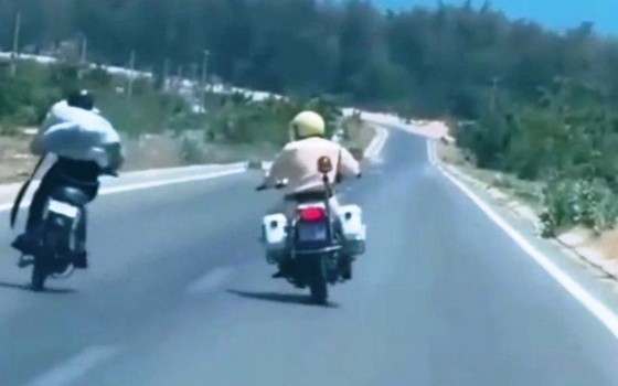 交警一路追捕手持長刀的交通違規騎手。（圖源：視頻截圖）