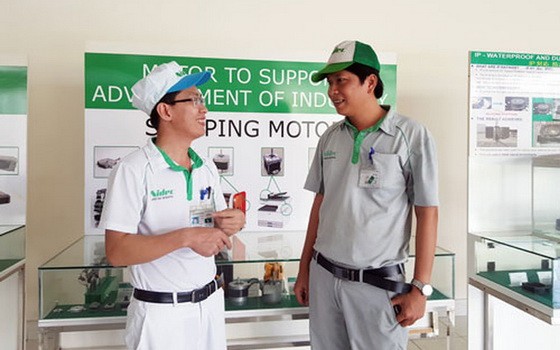 范廷雄（右）與公司會員溝通。