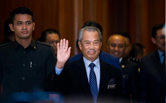 3月9日，在馬來西亞普特拉賈亞，馬來西亞總理穆希丁（中）在總理府出席新聞發佈會。馬來西亞總理穆希丁9日宣布新的內閣名單。（圖源：新華社）