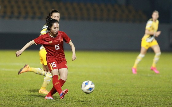 下半場越南隊(紅衣)加強進攻。（圖源：互聯網）