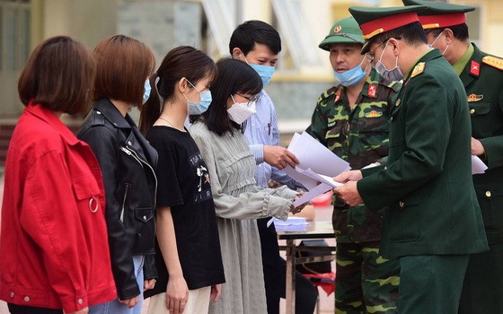 回家民眾獲開具解除隔離醫學證明。（圖源：黃芳）