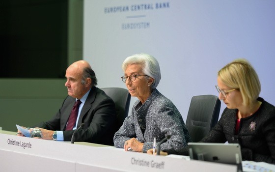 歐洲央行行長拉加德（中）在新聞發佈會上介紹情況。（圖源：新華社）