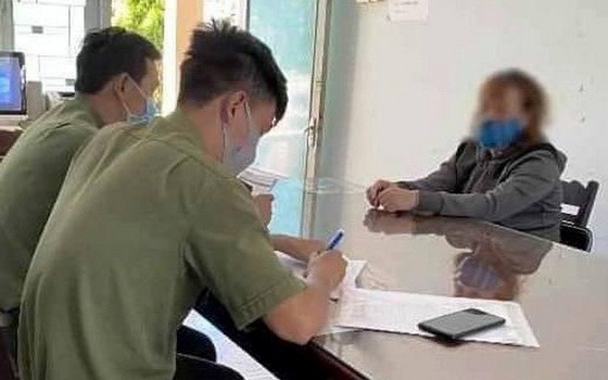 H.T.M.A被傳召到派出所向調查員陳詞。（圖源：阮進）