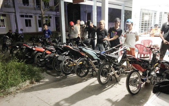 被逮捕的非法賽車團夥。（圖源：TTO）