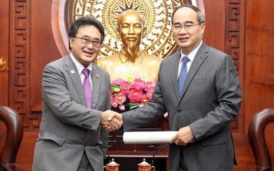 市委書記阮善仁（右）接見日本駐本市總領事河上淳一。（圖源：黃雄）